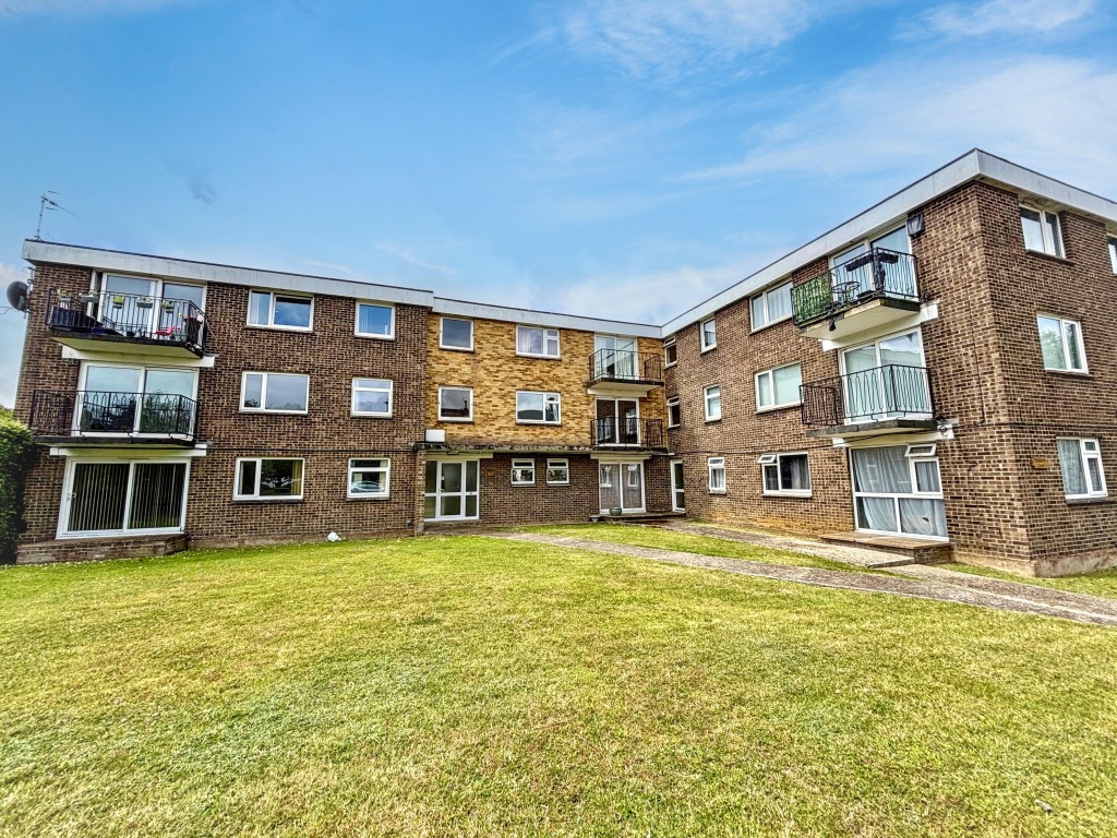 Lot: 120 - TWO-BEDROOM GROUND FLOOR FLAT WITH GARAGE CLOSE TO THE SEAFRONT - Front of the block